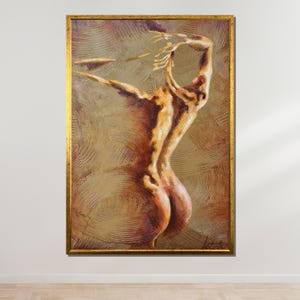 以下が含まれることがあります： 金色がかった裸の体の絵画。鑑賞者に向かって背を向けて立っており、背景には茶色と金色で渦巻くような質感のある線が描かれている。