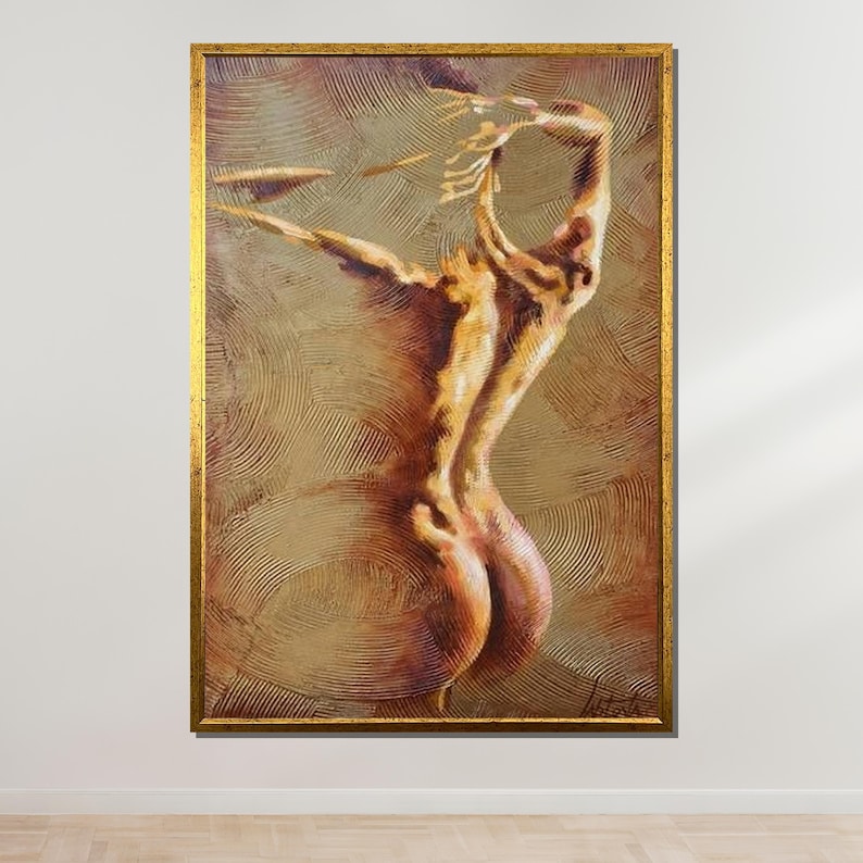 以下が含まれることがあります： 金色がかった裸の体の絵画。鑑賞者に向かって背を向けて立っており、背景には茶色と金色で渦巻くような質感のある線が描かれている。