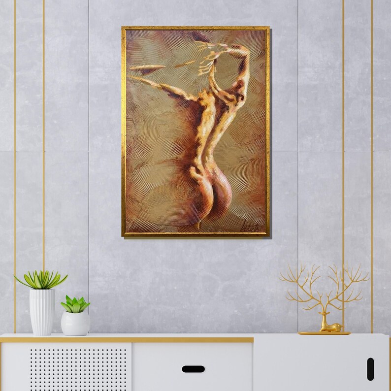 以下が含まれることがあります： 金色でテクスチャのある背景に、ヌードのフィギュアを描いた絵画。フィギュアは、鑑賞者に向かって背を向け、腕を頭上に上げてポーズをとっている。