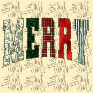 Pu&ograve; includere: Un design grafico festivo che dice "MERRY!" in una variet&agrave; di motivi. Le lettere sono strutturate con una stampa forestale, fogliame verde, plaid rosso e lamina rossa. Lo sfondo &egrave; beige chiaro con le parole "The Craft Corner" in un motivo ripetuto.
