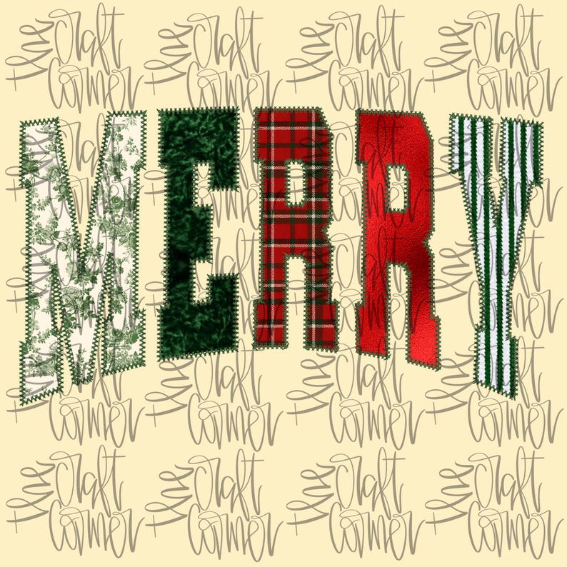 Pu&ograve; includere: Un design grafico festivo che dice "MERRY!" in una variet&agrave; di motivi. Le lettere sono strutturate con una stampa forestale, fogliame verde, plaid rosso e lamina rossa. Lo sfondo &egrave; beige chiaro con le parole "The Craft Corner" in un motivo ripetuto.