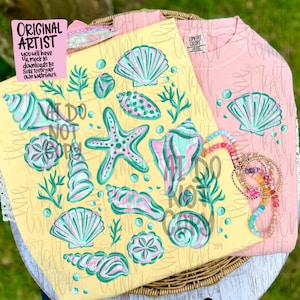 Può includere: Due magliette, una gialla e una rosa chiaro, con disegni di conchiglie. La maglietta gialla presenta varie conchiglie, una stella marina e alghe in tonalità turchese e rosa. È visibile anche una collana di perline.