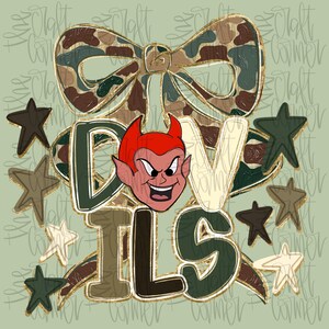 Puede incluir: Diseño gráfico digital con la palabra "DEVILS" en varias fuentes y colores, con una cara de diablo rojo. El diseño incluye un lazo de camuflaje y acentos de estrella sobre un fondo verde claro.
