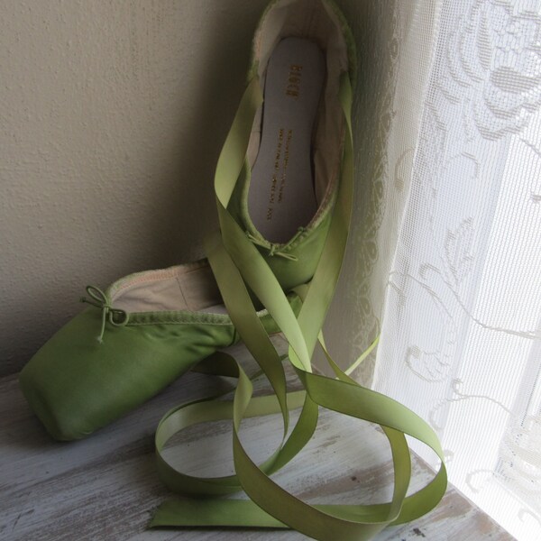 DANUSHAROSE Vintage BLOCH Size 5 Light Springtime Lime Lawn Celery Green Ballet Pointe Toe Shoes note Ballerina Photo are NOT Included