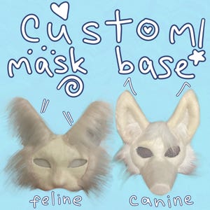 Può includere: Due basi per maschere di animali, una felina e una canina, sono mostrate su uno sfondo azzurro. Le maschere sono beige chiaro con finiture in finta pelliccia e coperture per gli occhi in rete. Il testo in alto recita "Custom mask base". Le parole "feline" e "canine" sono scritte sotto.