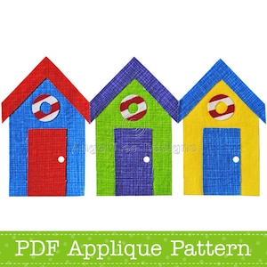 Op de afbeelding: Drie kleurrijke strandhut-applicatiepatronen, elk met een rood-wit-blauwe gestreepte reddingsboei, een blauwe deur en een witte stip op de deur. De hutten zijn blauw, groen en geel.  PDF-applicatiepatroon.