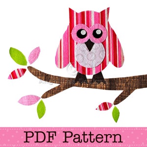 Op de afbeelding: Een roze en wit gestreepte uil met zwarte ogen zit op een bruine tak met roze en groene bladeren. De tekst "PDF Pattern" staat onderaan de afbeelding.