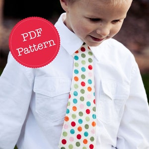 Puede incluir: Una camisa blanca de botones con una corbata de lunares de colores. La corbata tiene lunares rojos, naranjas, amarillos, verdes, azules y rosas sobre un fondo blanco. El texto "PDF Pattern" está en un círculo rojo.