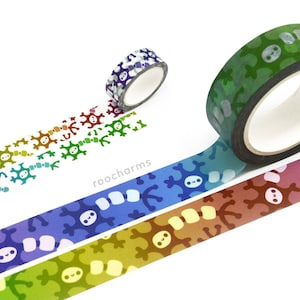 K&ouml;nnte beinhalten: Sortiment an bunten Washi-Tapes mit einem sich wiederholenden Muster aus stilisierten Schneeflocken. Die B&auml;nder sind aufgerollt und teilweise abgewickelt, wodurch das Design sichtbar wird. Die B&auml;nder befinden sich auf einem wei&szlig;en Hintergrund.