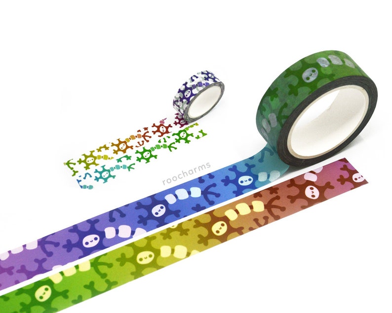K&ouml;nnte beinhalten: Sortiment an bunten Washi-Tapes mit einem sich wiederholenden Muster aus stilisierten Schneeflocken. Die B&auml;nder sind aufgerollt und teilweise abgewickelt, wodurch das Design sichtbar wird. Die B&auml;nder befinden sich auf einem wei&szlig;en Hintergrund.