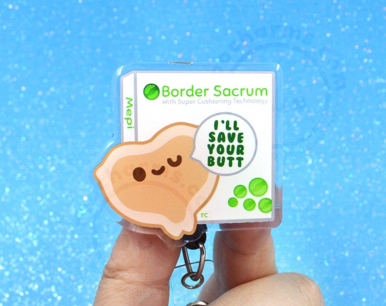Pu&ograve; includere: Un porta badge quadrato in acrilico con sfondo bianco e il testo Border Sacrum With Super Cushioning Technology e Mepi. Un personaggio a forma di osso sacro color marrone chiaro in stile cartone animato con un viso sorridente tiene un fumetto con I'LL SAVE YOUR BUTT.