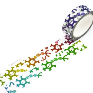 K&ouml;nnte beinhalten: Eine Rolle Washi-Tape mit einem sich wiederholenden Muster aus bunten Totenkopf- und Knochenkreuz-Designs. Das Band ist abgewickelt und zeigt das Muster in einem Regenbogen von Farben.