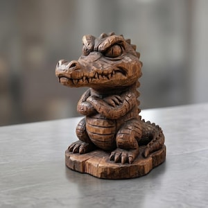 Könnte beinhalten: Handgeschnitzte Holzskulptur eines Alligators mit wütendem Gesichtsausdruck. Der Alligator hat die Arme verschränkt und sitzt auf einem Holzsockel. Die Skulptur ist braun und weist detaillierte Schnitzereien auf.