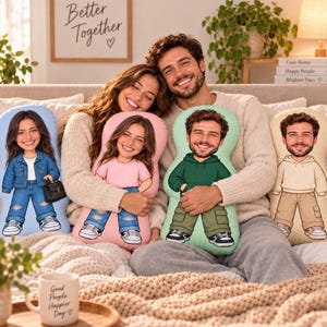 Puede incluir: Cuatro cojines de peluche con formas personalizadas que presentan ilustraciones estilo caricatura de dos personas. Dos cojines muestran a una mujer con ropa de mezclilla y rosa, y dos muestran a un hombre con sudaderas verde y beige.