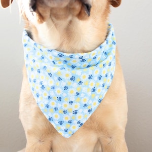 Floral Bandana for Dogs, Personalized Pet Bandana, Embroidered Name Bandana, Daisy and Pawprint Dog Bandana With Snaps, Spring Pet Accessory