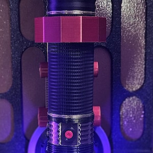 Sable de la serie Elite: núcleo ligero con pomo expuesto, tapón de hoja y clip para cinturón