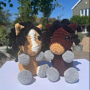 Crocheted horses (personalised options also available). Ideal gift for equestrians, lorry mascots, personalised horses, soft toy, amigurumi