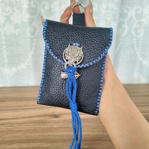 Bolsa de cuero de grano superior cosida a mano / Monedero de piel de vaca genuina / Bolso llavero hecho a mano / Cartera con dije de lobo / Pequeño regalo para él o ella