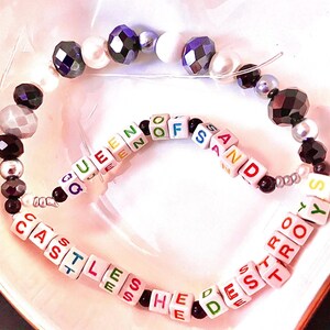 Funny Unhinged TTPD Friendship Bracelet – Humorous Swiftie Gag Gift queen of sandcastles
