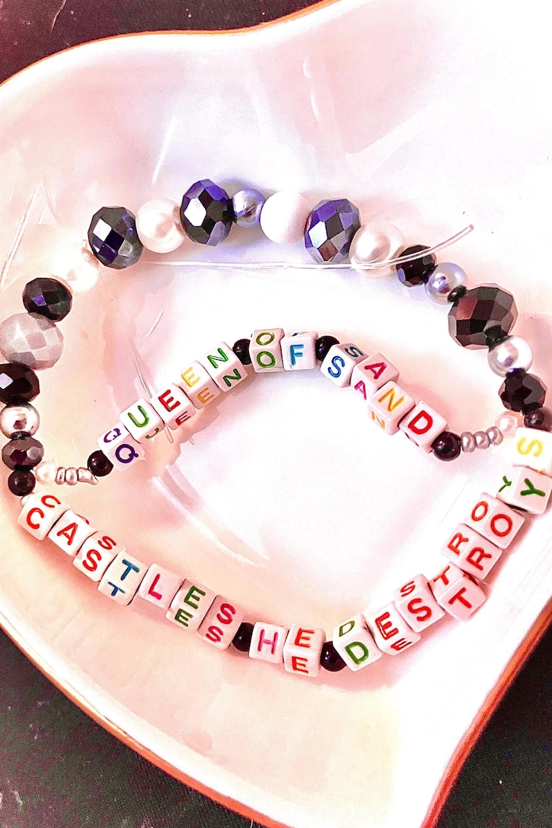 Funny Unhinged TTPD Friendship Bracelet – Humorous Swiftie Gag Gift queen of sandcastles