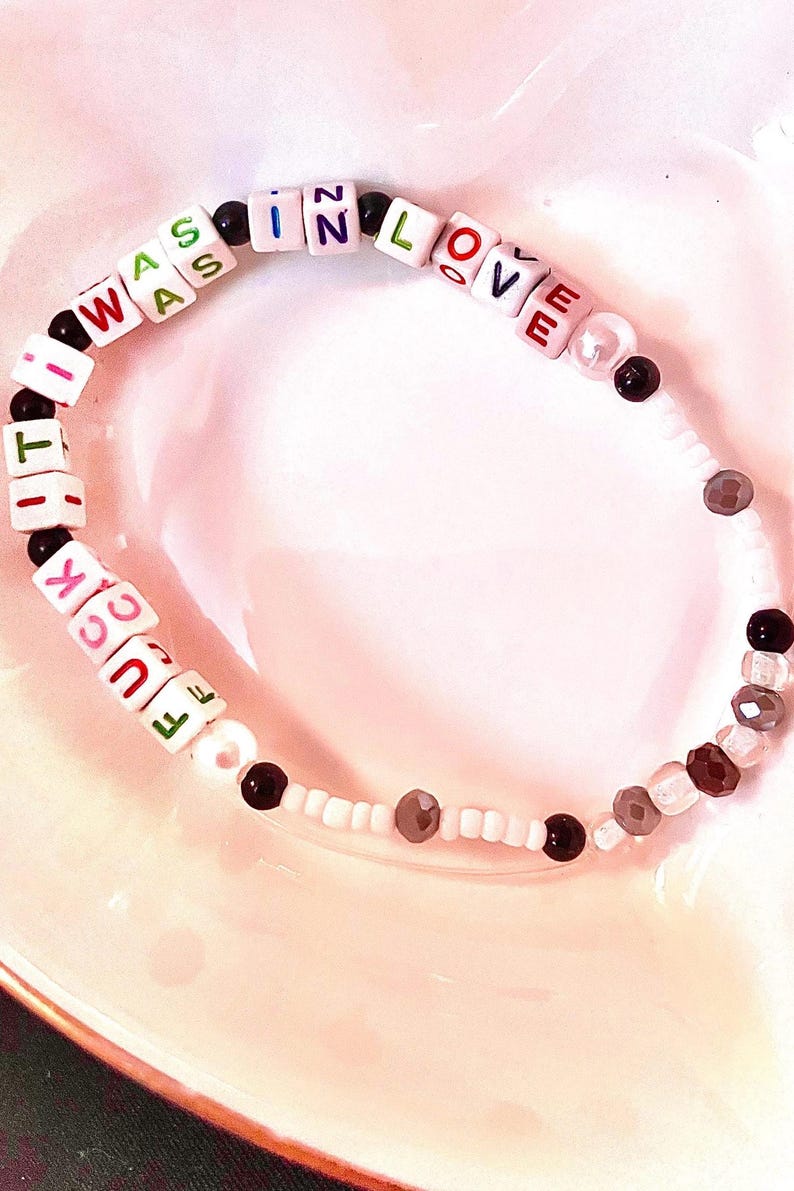 Funny Unhinged TTPD Friendship Bracelet – Humorous Swiftie Gag Gift f it I was in love