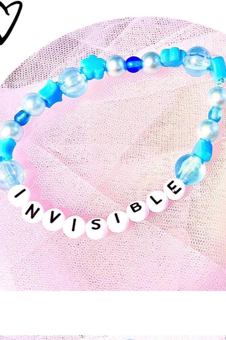 Embrace the heartfelt emotion of Taylor Swift’s debut album with this blue beaded bracelet, inspired by "Invisible." A perfect tribute to the song’s themes of longing and unspoken love For any Swiftie who connects with its deep, introspective lyrics.