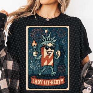 Carta de Tarô Lady Lit-Berty PNG - Clipart Engraçado de Fogos de Artifício do 4 de Julho - Sublimação da Estátua da Liberdade - Design Patriótico Retro