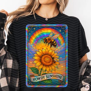 Carta del Tarot "Hola Sol" PNG - Diseño holográfico de abeja y girasol - Imprimible de verano con arcoíris retro - Arte de afirmación divertido