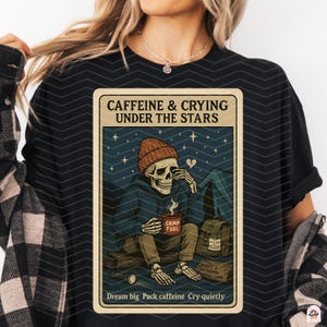 Caféine et pleurs sous les étoiles PNG - carte de tarot camping squelette drôle - humour noir extérieur imprimable - art de la sublimation vintage