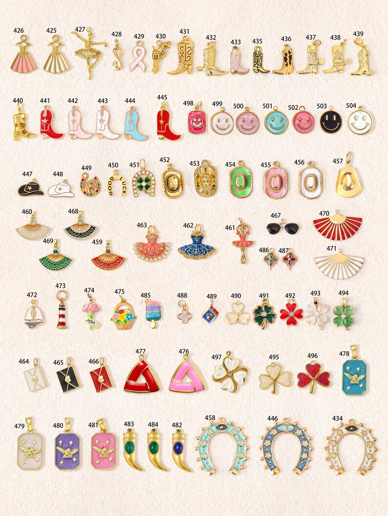 K&ouml;nnte beinhalten: Eine Sammlung verschiedener Metallanh&auml;nger in unterschiedlichen Formen, darunter Cowboystiefel, Smileys, Ballettt&auml;nzerinnen, F&auml;cher, Kleebl&auml;tter, Hufeisen und Umschl&auml;ge, jeweils mit einer schwarzen Identifikationsnummer versehen.