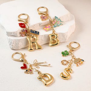 Portachiavi personalizzati, ciondoli per borse personalizzati, accessori per borse, regali per damigelle d'onore, portachiavi con iniziali e pietre portafortuna, regali per San Valentino