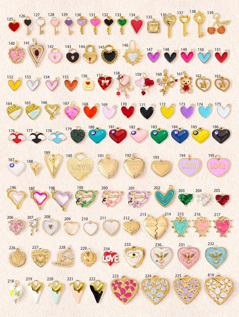 K&ouml;nnte beinhalten: Eine Sammlung von Metallanh&auml;ngern in verschiedenen Formen, darunter Herzen, Schl&uuml;ssel, Schl&ouml;sser und florale Designs, jeweils mit einer eindeutigen Identifikationsnummer versehen. Die Anh&auml;nger weisen diverse Farben, Emaille-Oberfl&auml;chen und Gold- oder Silbert&ouml;ne auf.
