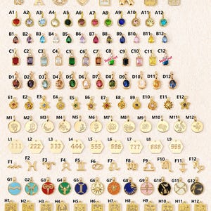 K&ouml;nnte beinhalten: Eine Sammlung goldfarbener Schmuckanh&auml;nger in Reihen, mit Buchstaben, Geburtssteinen, Blumenmotiven, Zahlen, Sternzeichen und rechteckigen Anh&auml;ngern im Tarot-Stil. Anweisungen zur Personalisierung sind oben und unten im Bild enthalten.