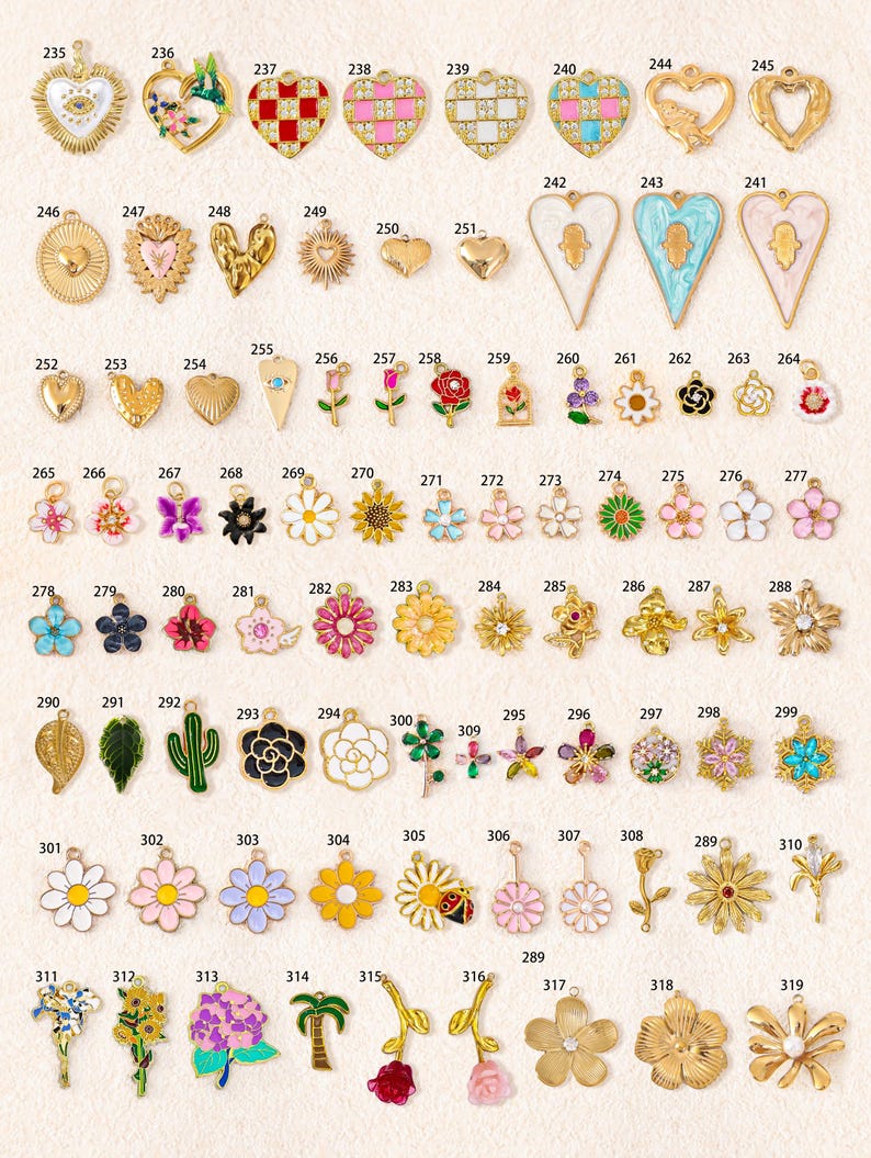 K&ouml;nnte beinhalten: Eine Sammlung verschiedener Metallanh&auml;nger mit den Nummern 235 bis 319, die verschiedene Formen wie Herzen, Blumen, Bl&auml;tter, Kakteen und Palmen aufweisen, wobei einige Designs Emaillierungen und kleine klare Kristalle enthalten.