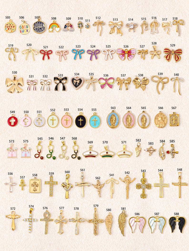 K&ouml;nnte beinhalten: Eine Sammlung von Metallanh&auml;ngern mit verschiedenen Motiven wie Schleifen, Kreuzen, religi&ouml;sen Figuren, Herzen und Symbolen, die jeweils mit einer eindeutigen Identifikationsnummer von 505 bis 588 versehen und in einem Raster angeordnet sind.