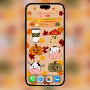 Puede incluir: La pantalla de un teléfono con un fondo de pantalla de temática otoñal. El fondo de pantalla presenta una calabaza, un hongo, una vaca y una taza de café. La pantalla del teléfono también muestra la hora, las 10:37 AM, y la temperatura, 68 grados Fahrenheit. El texto "Good Morning Pumpkin!" está en la parte superior de la pantalla.