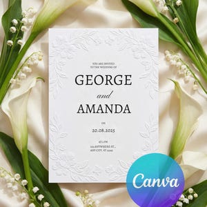Può includere: Invito di nozze bianco con dettagli floreali in rilievo, con i nomi "GEORGE e AMANDA" e la data 20.08.2025. Circondato da calle bianche e mughetti.