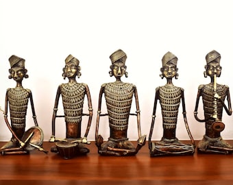Músicos tribales de latón hechos a mano / Escultura de metal de arte popular indio / Decoración rústica de mesa / Regalo para amantes de la música / Juego de cinco piezas hechas a mano