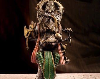 Ídolo de Ganesha de latón hecho a mano, escultura artística tribal bastarda, decoración de metal popular india, estatua de Ganesh de estilo antiguo, regalo espiritual único hecho a mano.