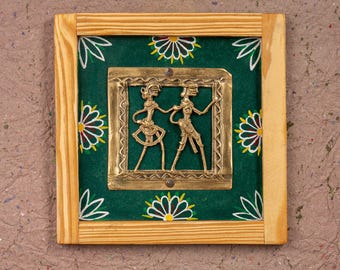 Evergreen Love: Marco de arte Dhokra, escultura de latón 100 % hecha a mano, arte tribal indio, decoración de pared, artesanía Dhokra, regalo de aniversario de bodas