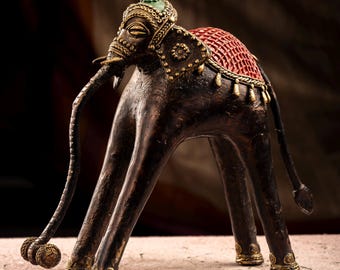 Escultura de elefante hecha a mano / Arte tribal Dhokra / Decoración de arte popular indio / Figura de elefante de latón / Regalo único hecho a mano / Decoración rústica de escritorio