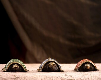 Escultura de tortuga de latón hecha a mano, arte de tortuga marina, amuleto de la suerte, regalo, arte tribal indio Dhokra, linda figura de tortuga, decoración rústica de mesa