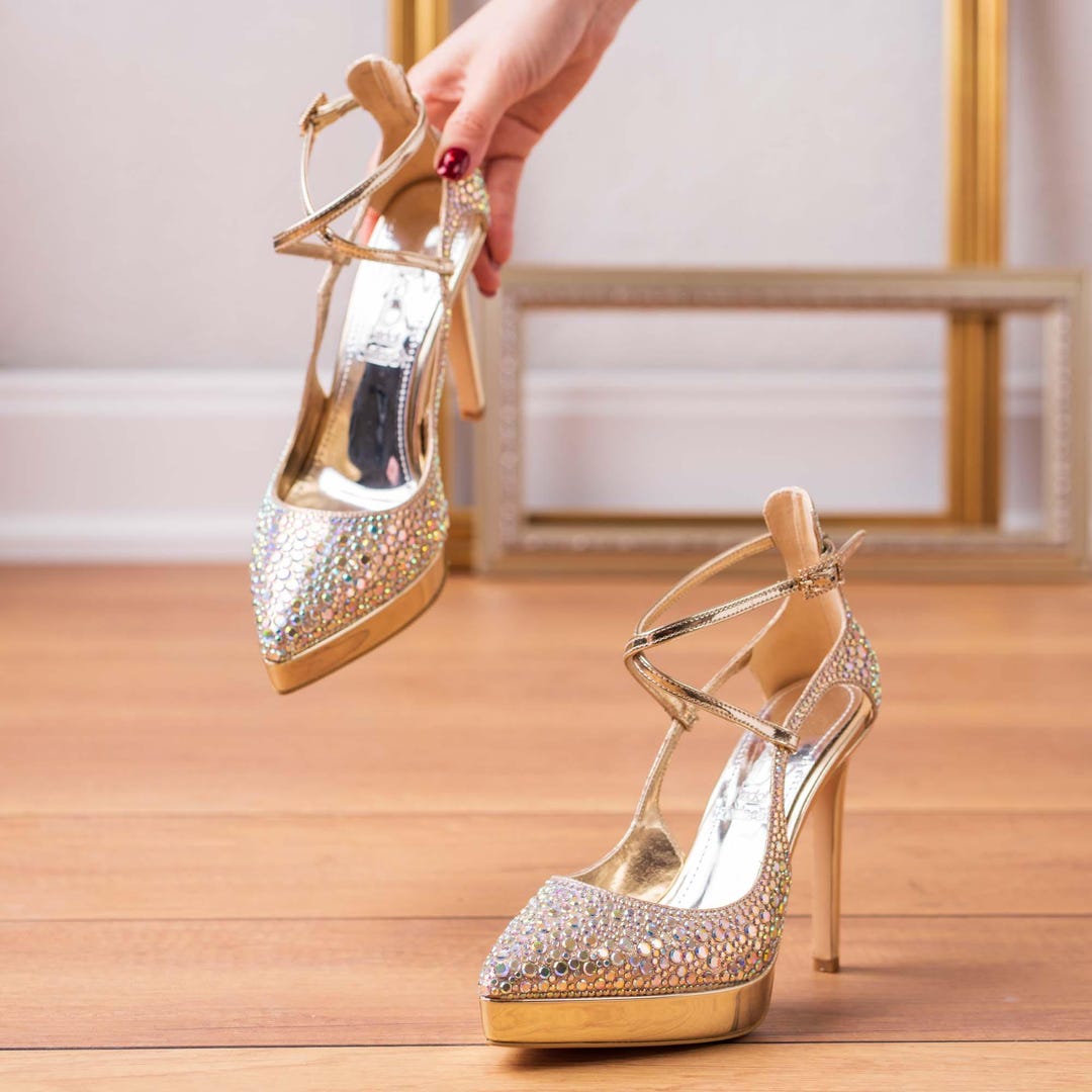 Tacones altos dorados: zapatos de fiesta con tiras cruzadas