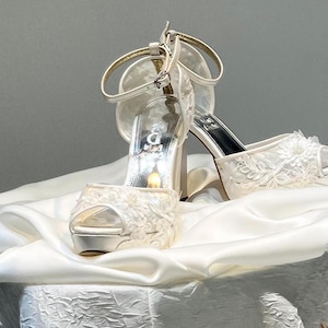 Women's Wedding Shoes Floral Lace Round Toe High Heels Decorative Heel Bridal Shoes,H23 main image 1