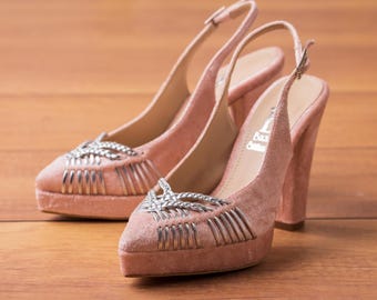 Zapatos de tacón destalonados de ante rosa: Zapatos de tacón de bloque con detalles plateados para ocasiones formales.