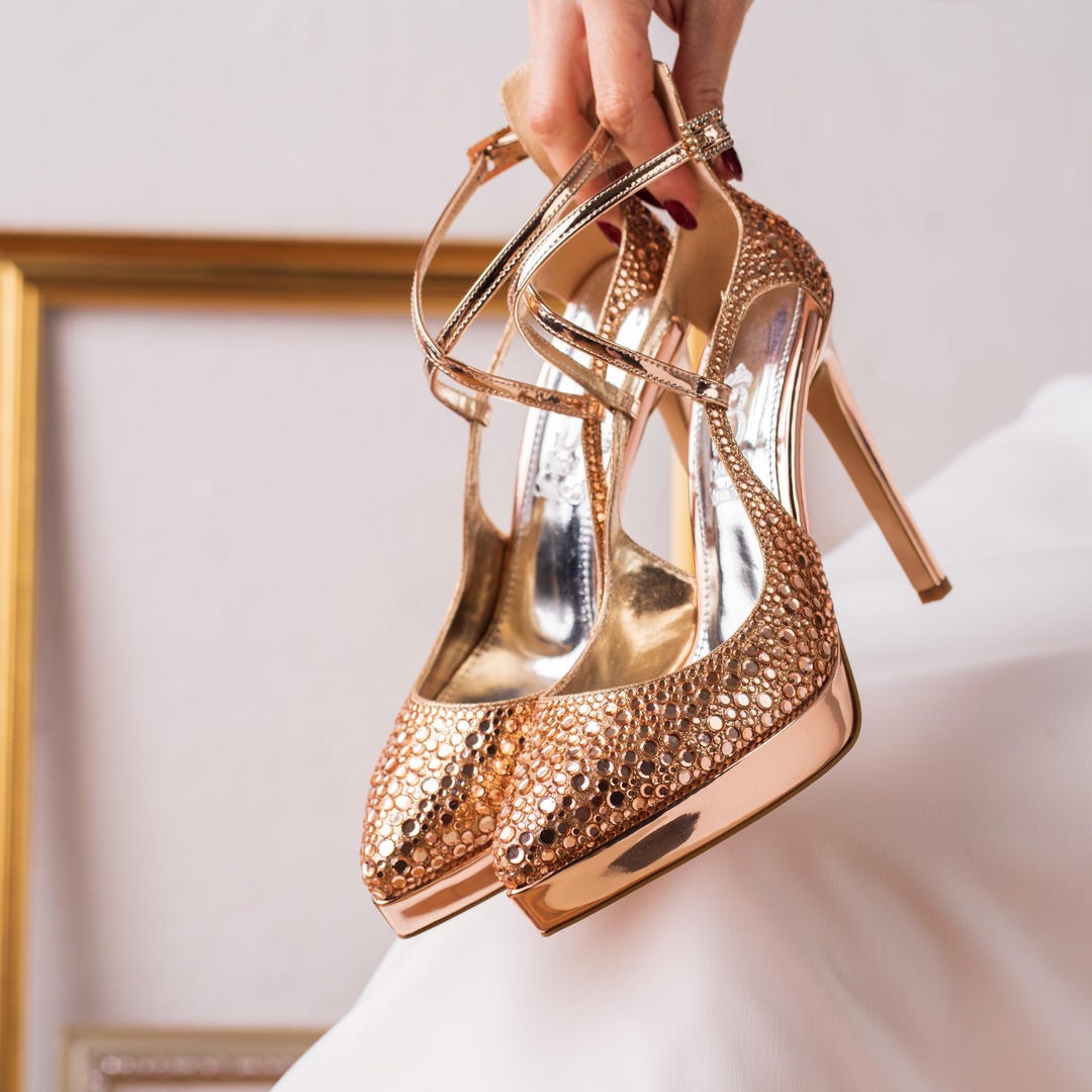 Zapatos de tacón de aguja con plataforma en oro rosa y tiras de