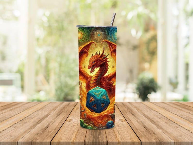 K&ouml;nnte beinhalten: Ein Edelstahlbecher mit einem farbenfrohen Design, das einen roten Drachen und einen blauen und gr&uuml;nen W&uuml;rfel zeigt. Der Drache ist von einem wirbelnden Muster aus Gold, Blau und Gr&uuml;n umgeben.