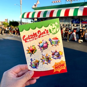 Op de afbeelding: Een rechthoekige promotieflyer voor Gelato Joe's met de tekst Gelato Joe's The Sweetest Spot in Diamond City en Get It Now On Dashapp. Het ontwerp bevat kleurrijke illustraties van diverse gelato-lekkernijen, ijscoupes en drankjes.