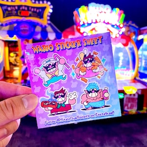 Op de afbeelding: Een vierkant stickervel met een lichtpaarse achtergrond met vier cartoonillustraties van Wario. De tekst luidt WARIO STICKER SHEET bovenaan en Follow @StaleGumSociety on Instagram! onderaan in blauwe en gele letters.