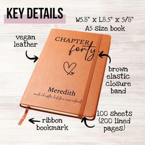 Puede incluir: Un libro A5 de cuero vegano de color marr&oacute;n con el texto "CHAPTER forty" y "Meredith" impreso en la portada. El libro tiene una banda el&aacute;stica marr&oacute;n, un marcap&aacute;ginas de cinta y 100 hojas (200 p&aacute;ginas con l&iacute;neas). Mide 14,7 cm x 21,6 cm x 1,6 cm.
